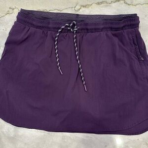 Woven Trek Skort in Plum Night